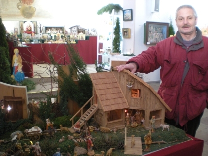 Schwäbischer Krippenbauer HARRYHAUS
mit der Schwäbische Altarkrippe bei der
Krippenausstellung in Sargenzell 2010